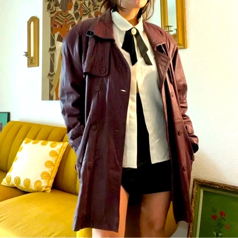 Vintage-Inspired Women’s Burgundy Leather Trench Coat - Picture 6 of 15